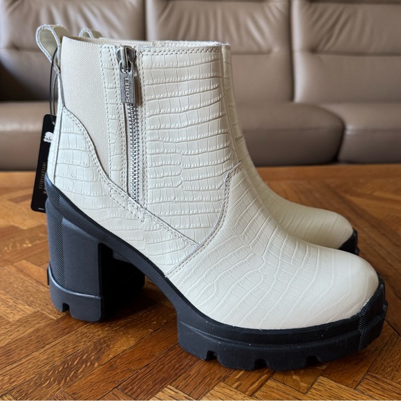 Sorel Shoes - 🖤NWT🖤 Sorel Caribou X Chelsea Boot